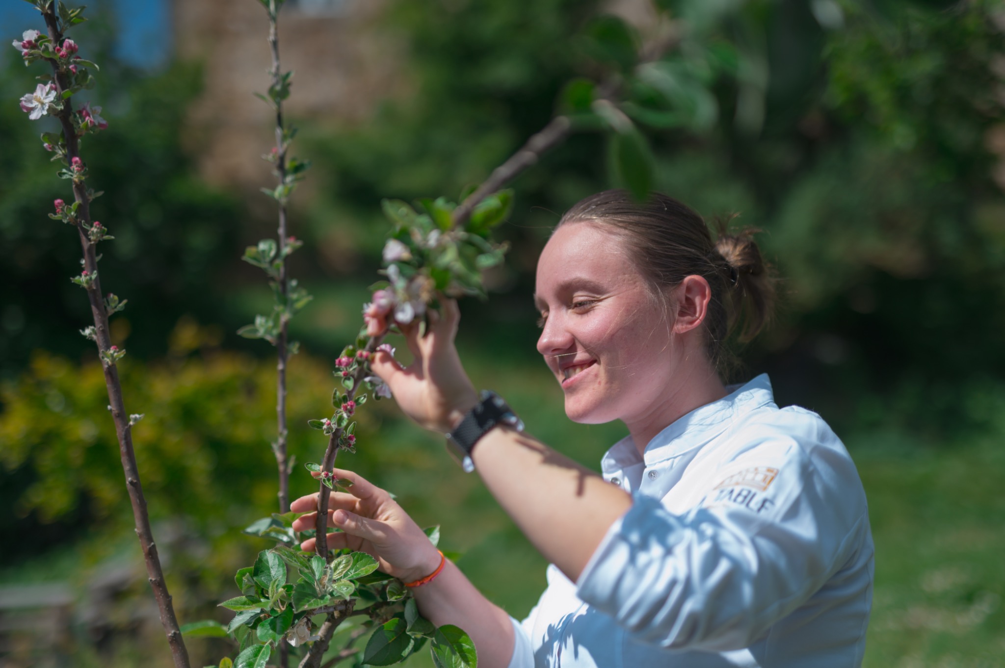 Carolyn récoltant des ingrédients dans le jardin